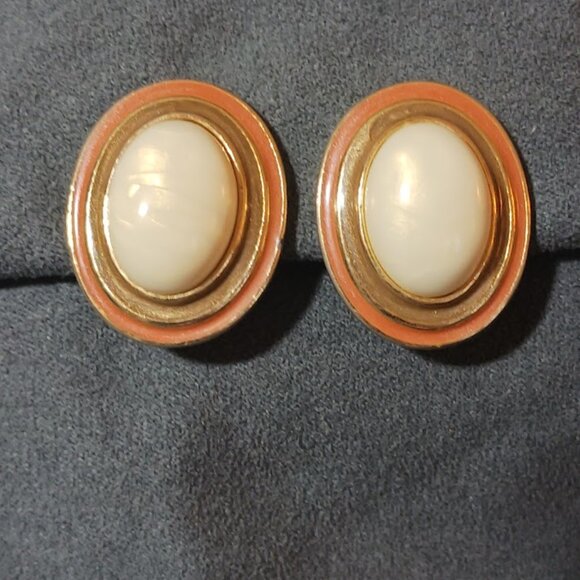Tafari Dome Pearlized Oval & Gold Clip On Earring - Picture 1 of 8